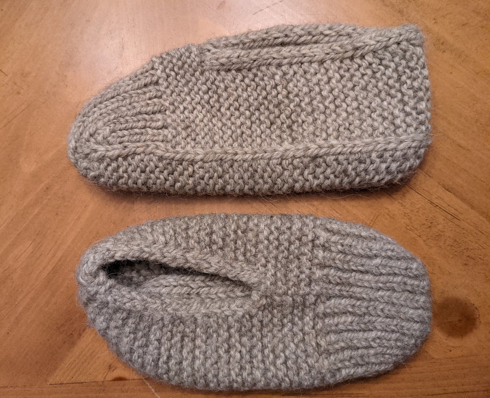Flat Knit Slippers Free Knitting Pattern and Video Tutorial  Knitted  slippers pattern, Knit slippers free pattern, Knitted slippers